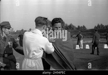 Warszawa, 1947-07-12. Stadion Wojskowego Klubu Sportowego Legia. XXIII Lekkoatletyczne Mistrzostwa Polski Mê¿czyzn, rozgrywane w dn. 12-13 lipca. Nz. zwyciêzca biegu na 400 m Buhl z Harcerskiego Klubu Sportowego z Bydgoszczy. bk/ak  PAP    Warsaw, July 13, 1947. The Military Sports Club Legia stadium. 23rd Polish Championship in Men's Athletic, between Aug. 12th and 13th. Pictured: 400 m race winner, Buhl from Scouts Sports Club from Bydgoszcz.  bk/ak  PAP Stock Photo