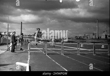 Warszawa, 1947-07-12. Stadion Wojskowego Klubu Sportowego Legia. XXIII Lekkoatletyczne Mistrzostwa Polski Mê¿czyzn, rozgrywane w dn. 12-13 lipca. Nz. bieg przez p³otki na 400 m. bk/ak  PAP    Warszw, July 2, 1947. The Legia stadium of the Military Sport Club. The 23rd POland's Men's Athletics Championship played between July 12 and 13. Pictured: 400 m hurdles.   bk/ak  PAP Stock Photo