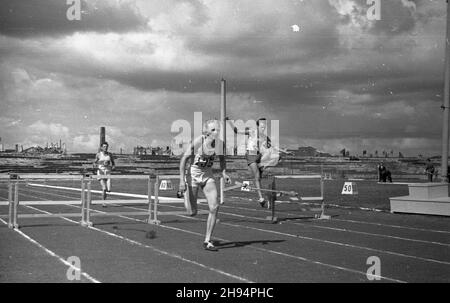 Warszawa, 1947-07-12. Stadion Wojskowego Klubu Sportowego Legia. XXIII Lekkoatletyczne Mistrzostwa Polski Mê¿czyzn, rozgrywane w dn. 12-13 lipca. Nz. bieg przez p³otki na 400 m. bk/ak  PAP    Warsaw, July 13, 1947. The Military Sports Club Legia stadium. 23rd Polish Championship in Men's Athletic, between Aug. 12th and 13th. Pictured: 400 m hurdler race.  bk/ak  PAP Stock Photo
