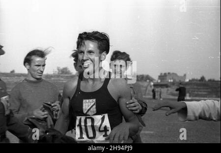 Warszawa, 1947-07-12. Stadion Wojskowego Klubu Sportowego Legia. XXIII Lekkoatletyczne Mistrzostwa Polski Mê¿czyzn, rozgrywane w dn. 12-13 lipca. Nz. zwyciêzca biegu na 400 m Buhl z Harcerskiego Klubu Sportowego z Bydgoszczy. bk/ak  PAP    Warsaw, July 13, 1947. The Military Sports Club Legia stadium. 23rd Polish Championship in Men's Athletic, between Aug. 12th and 13th. Pictured: 400 m race winner, Buhl from Scouts Sports Club from Bydgoszcz.  bk/ak  PAP Stock Photo