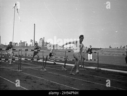 Warszawa, 1947-07-12. Stadion Wojskowego Klubu Sportowego Legia. XXIII Lekkoatletyczne Mistrzostwa Polski Mê¿czyzn, rozgrywane w dn. 12-13 lipca. Nz. bieg przez p³otki. bk/ak  PAP    Warsaw, July 12, 1947. The Military Sports Club Legia stadium. 23rd Polish Championship in Men's Athletic, between Aug. 12th and 13th. Pictured: the hurdler race.  bk/ak  PAP Stock Photo