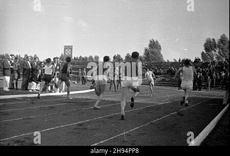 Warszawa, 1947-07-12. Stadion Wojskowego Klubu Sportowego Legia. XXIII Lekkoatletyczne Mistrzostwa Polski Mê¿czyzn, rozgrywane w dn. 12-13 lipca. Nz. zawodnicy. bk/ak  PAP    Warsaw, July 13, 1947. The Military Sports Club Legia stadium. 23rd Polish Championship in Men's Athletic, between Aug. 12th and 13th. Pictured: participants of the championship.  bk/ak  PAP Stock Photo
