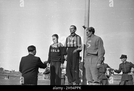 Warszawa, 1947-07-12. Stadion Wojskowego Klubu Sportowego Legia. XXIII Lekkoatletyczne Mistrzostwa Polski Mê¿czyzn, rozgrywane w dn. 12-13 lipca. Nz. finaliœci biegu na 1500 m podczas dekoracji: zdobywca pierwszego miejsca Stefan Widerski z klubu Wis³a (3L), zdobywca drugiego miejsca Kwapieñ z Klubu Wis³a (2L) oraz zdobywca trzeciego miejsca Staniszewski z Klubu Sportowego Syrena (4L). bk/ak  PAP    Warsaw, July 12, 1947. The Military Sports Club Legia stadium. 23rd Polish Championship in Men's Athletic, between Aug. 12th and 13th. Pictured: winners of the 1500 m  race: 1st place winner Widers Stock Photo