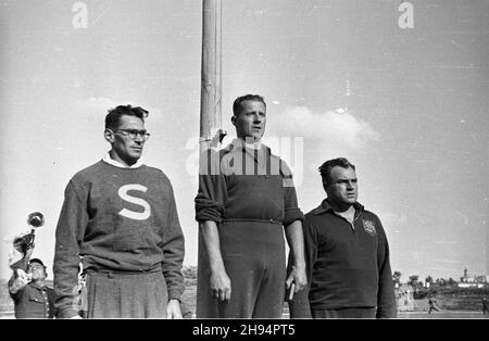 Warszawa, 1947-07-12. Stadion Wojskowego Klubu Sportowego Legia. XXIII Lekkoatletyczne Mistrzostwa Polski Mê¿czyzn, rozgrywane w dn. 12-13 lipca. Nz. finaliœci konkurencji rzut kul¹: zdobywca pierwszego miejsca £omowski z Lechii Gdañsk (2L), zdobywca drugiego miejsca Gierutto z Klubu Sportowego Syrena (1L) oraz zdobywca trzeciego miejsca Prywer z £ódzkiego Klubu Sportowego (1P). bk/ak  PAP    Warsaw, July 12, 1947. The Military Sports Club Legia stadium. 23rd Polish Championship in Men's Athletic, between Aug. 12th and 13th. Pictured: winners of the shot ball race: 1st place winner Lomowski, f Stock Photo