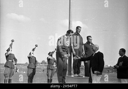 Warszawa, 1947-07-12. Stadion Wojskowego Klubu Sportowego Legia. XXIII Lekkoatletyczne Mistrzostwa Polski Mê¿czyzn, rozgrywane w dn. 12-13 lipca. Nz. finaliœci konkurencji rzut kul¹: zdobywca pierwszego miejsca £omowski z Lechii Gdañsk (2L), zdobywca drugiego miejsca Gierutto z Klubu Sportowego Syrena (1L) oraz zdobywca trzeciego miejsca Prywer z £ódzkiego Klubu Sportowego (1P). bk/ak  PAP    Warsaw, July 12, 1947. The Military Sports Club Legia stadium. 23rd Polish Championship in Men's Athletic, between Aug. 12th and 13th. Pictured: winners of the shot ball race: 1st place winner Lomowski, f Stock Photo