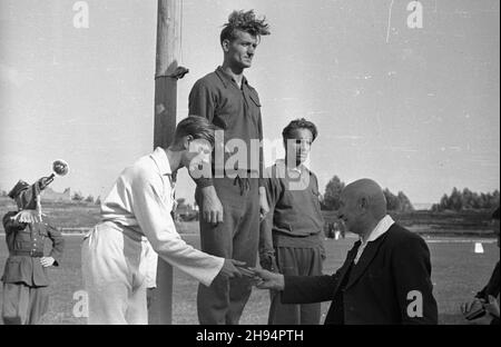 Warszawa, 1947-07-12. Stadion Wojskowego Klubu Sportowego Legia. XXIII Lekkoatletyczne Mistrzostwa Polski Mê¿czyzn, rozgrywane w dn. 12-13 lipca. Nz. finaliœci jednej z konkurencji. bk/ak  PAP    Warsaw, July 12, 1947. The Military Sports Club Legia stadium. 23rd Polish Championship in Men's Athletic, between Aug. 12th and 13th. Pictured: winners of the one of competitions .  bk/ak  PAP Stock Photo