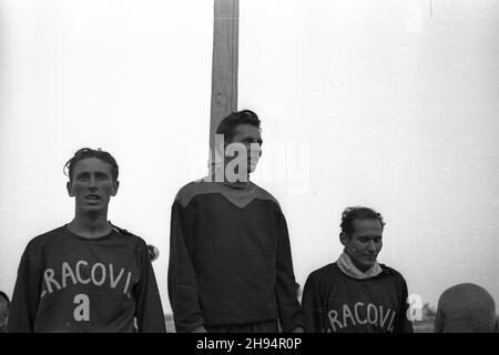Warszawa, 1947-07-12. Stadion Wojskowego Klubu Sportowego Legia. XXIII Lekkoatletyczne Mistrzostwa Polski Mê¿czyzn, rozgrywane w dn. 12-13 lipca. Nz. finaliœci w biegu na 400 m: zdobywca pierwszego miejsca Buhl z Harcerskiego Klubu Sportowego z Bydgoszczy oraz zdobywca drugiego miejsca Piaskowy z Klubu Cracovia (1L) oraz Puzio (1P), zdobywca trzeciego miejsca z Klubu Cracovia. bk/ak  PAP    Warsaw, July 12, 1947. The stadium of the Legia Military Sport Club. The 23rd Poland's Men Athletics Championship played between July 12 and 13. Pictured: the winners of 400 meter run: 1st place went to Buh Stock Photo