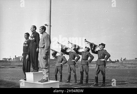 Warszawa, 1947-07-12. Stadion Wojskowego Klubu Sportowego Legia. XXIII Lekkoatletyczne Mistrzostwa Polski Mê¿czyzn, rozgrywane w dn. 12-13 lipca. Nz. finaliœci biegu na 1500 m podczas dekoracji: zdobywca pierwszego miejsca Widerski z klubu Wis³a (C), zdobywca drugiego miejsca Kwapieñ z Klubu Wis³a (L) oraz zdobywca trzeciego miejsca Staniszewski z Klubu Sportowego Syrena (P). bk/ak  PAP    Warsaw, July 12, 1947. The Military Sports Club Legia stadium. 23rd Polish Championship in Men's Athletic, between Aug. 12th and 13th. Pictured: winners of the 1500 m race: 1st place winner Widerski (center) Stock Photo