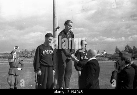 Warszawa, 1947-07-13. Stadion Wojskowego Klubu Sportowego Legia. XXIII Lekkoatletyczne Mistrzostwa Polski Mê¿czyzn, rozgrywane w dn. 12-13 lipca. Nz. finaliœci. bk/ak  PAP    Warsaw, July 13, 1947. The Military Sports Club Legia stadium. 23rd Polish Championship in Men's Athletic, between Aug. 12th and 13th. Pictured: winners.  bk/ak  PAP Stock Photo