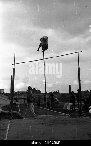Warszawa, 1947-07-13. Stadion Wojskowego Klubu Sportowego Legia. XXIII Lekkoatletyczne Mistrzostwa Polski Mê¿czyzn, rozgrywane w dn. 12-13 lipca. Nz. skok o tyczce. bk/ak  PAP      Warsaw, July 13, 1947. The Military Sports Club Legia stadium. 23rd Polish Championship in Men's Athletic, between Aug. 12th and 13th. Pictured: pole jump.  bk/ak  PAP Stock Photo
