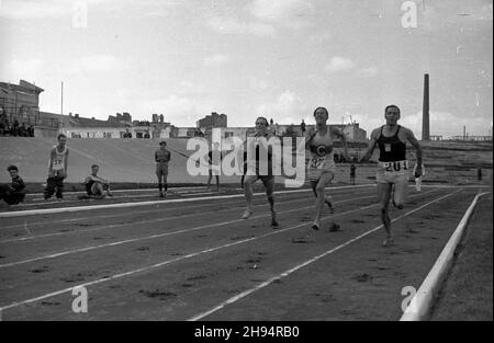 Warszawa, 1947-07-13. Stadion Wojskowego Klubu Sportowego Legia. XXIII Lekkoatletyczne Mistrzostwa Polski Mê¿czyzn, rozgrywane w dn. 12-13 lipca. Nz. biegi. bk/ak  PAP    Warsaw, July 13, 1947. The Military Sports Club Legia stadium. 23rd Polish Championship in Men's Athletic, between Aug. 12th and 13th. Pictured: the race.  bk/ak  PAP Stock Photo