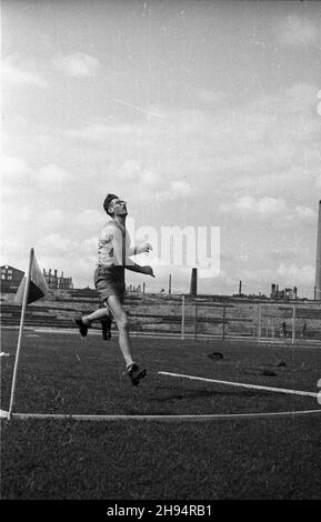 Warszawa, 1947-07-13. Stadion Wojskowego Klubu Sportowego Legia. XXIII Lekkoatletyczne Mistrzostwa Polski Mê¿czyzn, rozgrywane w dn. 12-13 lipca. Nz. Witold Gerutto, zawodnik klubu Syrena rzuca oszczepem. bk/ak  PAP      Warsaw, July 13, 1947. The Military Sports Club Legia stadium. 23rd Polish Championship in Men's Athletic, between Aug. 12th and 13th. Pictured: javelin throw, Witold Gerutto from Syrena sports club.  bk/ak  PAP Stock Photo