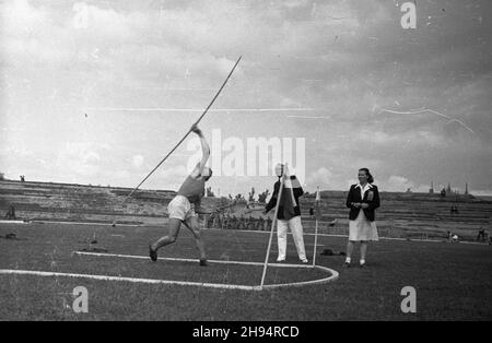Warszawa, 1947-07-13. Stadion Wojskowego Klubu Sportowego Legia. XXIII Lekkoatletyczne Mistrzostwa Polski Mê¿czyzn, rozgrywane w dn. 12-13 lipca. Nz. rzut oszczepem. bk/ak  PAP      Warsaw, July 13, 1947. The Military Sports Club Legia stadium. 23rd Polish Championship in Men's Athletic, between Aug. 12th and 13th. Pictured: javelin throw.  bk/ak  PAP Stock Photo