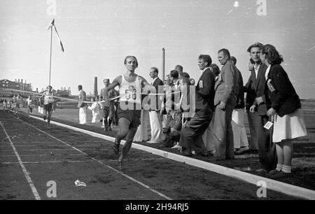 Warszawa, 1947-07-13. Stadion Wojskowego Klubu Sportowego Legia. XXIII Lekkoatletyczne Mistrzostwa Polski Mê¿czyzn, rozgrywane w dn. 12-13 lipca. Nz. fina³ biegu na 1500 m. Finiszuje zwyciêzca biegi Widerski z Klubu Wis³a. bk/ak  PAP    Warsaw, July 13, 1947. The Military Sports Club Legia stadium. 23rd Polish Championship in Men's Athletic, between Aug. 12th and 13th. Pictured: finish of the 1500 m race, Widerski from the Wisla club.  bk/ak  PAP Stock Photo