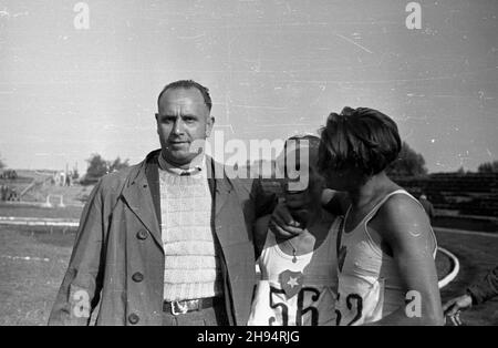 Warszawa, 1947-07-13. Stadion Wojskowego Klubu Sportowego Legia. XXIII Lekkoatletyczne Mistrzostwa Polski Mê¿czyzn, rozgrywane w dn. 12-13 lipca. Nz. Widerski z Klubu Wis³a (2L), zwyciêzca w biegu na 1500 m. bk/ak  PAP    Warsaw, July 13, 1947. The Military Sports Club Legia stadium. 23rd Polish Championship in Men's Athletic, between Aug. 12th and 13th. Pictured: Widerski (2nd from left), winner of the 1500 m race.  bk/ak  PAP Stock Photo