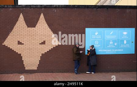 Wolverhampton, England, 4th December 2021. Fans arrive at the ground before the Premier League match at Molineux, Wolverhampton. Picture credit should read: Andrew Yates / Sportimage Credit: Sportimage/Alamy Live News