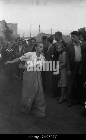 Warszawa, 1947-07-22. Zabawa ludowa z okazji Œwiêta Odrodzenia w parku Dreszera na Mokotowie. Nz. wyœcig w workach. wb/gr  PAP      Warsaw, July 22, 1947. Festival on the occassion of National Day celebration in the Dreszera Park on Mokotow. Pictured: the sack-race.  wb/gr  PAP Stock Photo