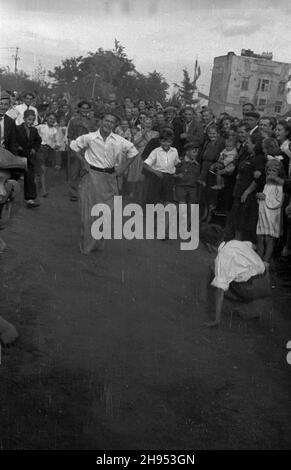 Warszawa, 1947-07-22. Zabawa ludowa z okazji Œwiêta Odrodzenia w parku Dreszera na Mokotowie. Nz. wyœcig w workach. wb/gr  PAP      Warsaw, July 22, 1947. Festival on the occassion of National Day celebration in the Dreszera Park on Mokotow. Pictured: the sack-race.  wb/gr  PAP Stock Photo