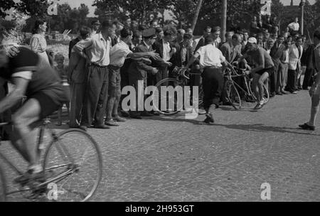 Warszawa, 1947-07-22. Wyœcig kolarski z okazji Œwiêta Odrodzenia. wb/gr  PAP      Warsaw, July 22, 1947. The cycling race on the occassion of the National Day celebration.  wb/gr  PAP Stock Photo