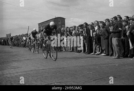 Warszawa, 1947-07-22. Wyœcig kolarski z okazji Œwiêta Odrodzenia. wb/gr  PAP      Warsaw, July 22, 1947. The cycling race on the occassion of the National Day celebration.  wb/gr  PAP Stock Photo