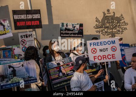 Anti vaccination protesters hold placards that express their opinions in front of the Australia Embassy during the demonstration.Protesters gathered at the Lumpini Park before marching to Australia Embassy in Bangkok, Thailand to protest against mandatory vaccination in Thailand. (Photo by Peerapon Boonyakiat / SOPA Images/Sipa USA) Stock Photo