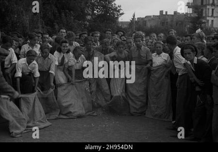 Warszawa, 1947-07-22. Zabawa ludowa z okazji Œwiêta Odrodzenia w parku Dreszera na Mokotowie. Nz. wyœcig w workach. wb/gr  PAP      Warsaw, July 22, 1947. Festival on the occassion of National Day celebration in the Dreszera Park on Mokotow. Pictured: the sack-race.  wb/gr  PAP Stock Photo