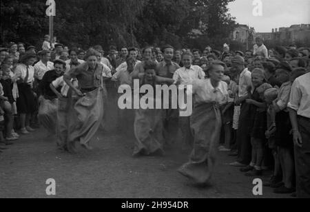 Warszawa, 1947-07-22. Zabawa ludowa z okazji Œwiêta Odrodzenia w parku Dreszera na Mokotowie. Nz. wyœcig w workach. wb/gr  PAP      Warsaw, July 22, 1947. Festival on the occassion of National Day celebration in the Dreszera Park on Mokotow. Pictured: the sack-race.  wb/gr  PAP Stock Photo