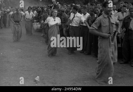 Warszawa, 1947-07-22. Zabawa ludowa z okazji Œwiêta Odrodzenia w parku Dreszera na Mokotowie. Nz. wyœcig w workach. wb/gr  PAP      Warsaw, July 22, 1947. Festival on the occassion of National Day celebration in the Dreszera Park on Mokotow. Pictured: the sack-race.  wb/gr  PAP Stock Photo