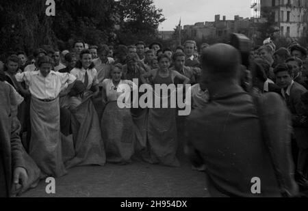 Warszawa, 1947-07-22. Zabawa ludowa z okazji Œwiêta Odrodzenia w parku Dreszera na Mokotowie. Nz. wyœcig w workach. wb/gr  PAP      Warsaw, July 22, 1947. Festival on the occassion of National Day celebration in the Dreszera Park on Mokotow. Pictured: the sack-race.  wb/gr  PAP Stock Photo