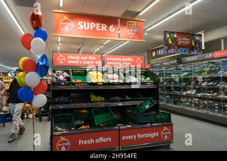 Orpington, London, UK 04 December 2021: Aldi opened its newest store at Springvale Retail Park in Orpington two days  ago  on 2nd December,  the first Aldi to open in and around Orpington . Credit: Xiu Bao/Alamy Live News Stock Photo