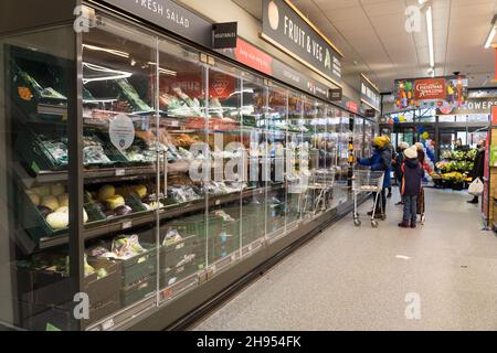 Orpington, London, UK 04 December 2021: Aldi opened its newest store at Springvale Retail Park in Orpington two days  ago  on 2nd December,  the first Aldi to open in and around Orpington . Credit: Xiu Bao/Alamy Live News Stock Photo