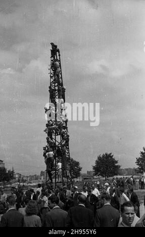 Warszawa, 1947-07-22. 22 lipca - Œwiêto Odrodzenia Polski. Wyœcig kolarski w Al. Niepodleg³oœci. Nz. kibice.  bk/pp  PAP      Warsaw, July 22, 1947-07. Poland Restitution Anniversary. A bicycle race on Niepodleglosci Avenue. Pictured: fans.  bk/pp  PAP Stock Photo