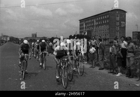 Warszawa, 1947-07-22. 22 lipca - Œwiêto Odrodzenia Polski. Wyœcig kolarski w al. Niepodleg³oœci. W tle gmach G³ównego Urzêdu Patentowego i Centralnego Zarz¹du Energetyki. bk/pp  PAP      Warsaw, July 22, 1947-07. Poland Restitution Anniversary. A bicycle race on Niepodleglosci Avenue. In the background the building of the Central Patent Office and the Central Energetics Board.  bk/pp  PAP Stock Photo