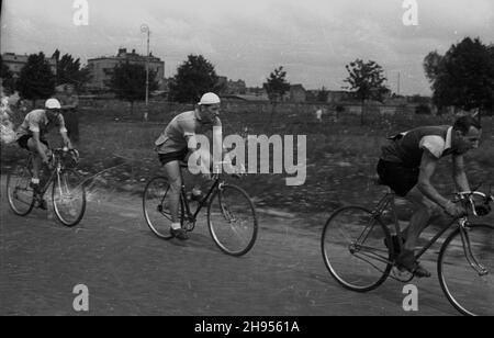 Warszawa, 1947-07-22. 22 lipca - Œwiêto Odrodzenia Polski. Okolicznoœciowy wyœcig kolarski. Nz. kolarze w alei Niepodleg³oœci.  bk/pp  PAP      Warsaw, July 22, 1947-07. Poland Restitution Anniversary. A bicycle race. Pictured: Cyclists crossing along Niepodleglosci Avenue.  bk/pp  PAP Stock Photo