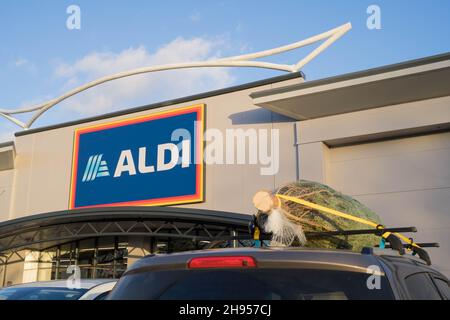 Orpington, London, UK 04 December 2021: Aldi opened its newest store at Springvale Retail Park in Orpington two days  ago  on 2nd December,  the first Aldi to open in and around Orpington. Credit: Xiu Bao/Alamy Live News Stock Photo