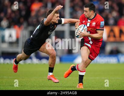 Exeter Chiefs' Henry Slade (left) attempts to tackle Saracens' Alex Lozowski during the Gallagher Premiership match at Sandy Park, Exeter. Picture date: Saturday December 4, 2021. Stock Photo