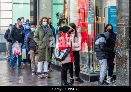 Cork, Ireland. 4th Dec, 2021. People wearing face masks queue to enter Penneys clothing store in Cork. It comes as the government has imposed restrictions on hospitality and household mixing until 9th January. Credit: AG News/Alamy Live News Stock Photo