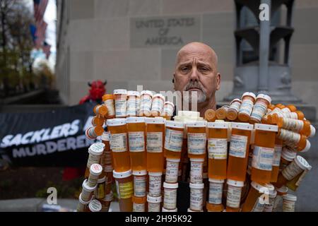 Frank Huntley has been trying to raise awareness of opiate addiction with his sculpture 'Pill Man. On December 3, 2021, people from across the United States, who lost loved ones due to the opioid epidemic, rallied at the Department of Justice in Washington DC, calling on Attorney General Merrick Garland and Deputy AG Lisa Monaco to bring criminal charges against members of the Sackler family. The Sackler's company, Purdue Pharma, pleaded guilty in October of 2020, to three criminal charges related to its marketing of the drug OxyContin but have only faced monetary penalties of around $8.3 bill Stock Photo