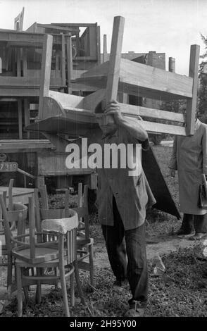Warszawa, 1947-08. Nowo wybudowana szko³a podstawowa w Ogrodzie Saskim. Nz. wnoszenie do budynku mebli szkolnych. bb/gr  PAP    Dok³adny dzieñ wydarzenia nieustalony.      Warsaw, August 1947. A newly-constructed primary school at Saski Garden. Pictured: a worker carrying school furniture carried into the building.  bb/gr  PAP