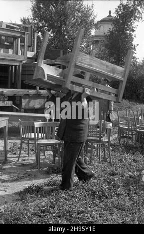 Warszawa, 1947-08. Nowo wybudowana szko³a podstawowa w Ogrodzie Saskim. Nz. wnoszenie do budynku mebli szkolnych. bb/gr  PAP    Dok³adny dzieñ wydarzenia nieustalony.      Warsaw, August 1947. A newly-constructed primary school at Saski Garden. Pictured: a worker carrying school furniture into the building.  bb/gr  PAP