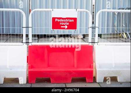 Construction site health and safety message rules sign board signage on fence boundary Stock Photo