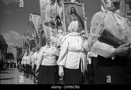 Lublin, 1947-08-03. Konsekracja biskupa Zdzis³awa Goliñskiego. Nz. procesja do katedry lubelskiej pw. œw. Jana Chrzciciela i œw. Jana Ewangelisty. wb/gr  PAP      Lublin, August 3, 1947. Bishop Zdzislaw Golinski is consecrated in the St. John the Baptist and St. John the Evangelist Cathedral in Lublin. Pictured: a procession.  wb/gr  PAP Stock Photo