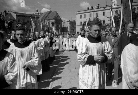 Lublin, 1947-08-03. Konsekracja biskupa Zdzis³awa Goliñskiego. Nz. procesja do katedry lubelskiej pw. œw. Jana Chrzciciela i œw. Jana Ewangelisty. W tle koœció³ Bernardynek. wb/gr  PAP      Lublin, August 3, 1947. Bishop Zdzislaw Golinski is consecrated in the St. John the Baptist and St. John the Evangelist Cathedral in Lublin. Pictured: clergymen in a procession. In the background the church run by Franciscian nuns.  wb/gr  PAP Stock Photo