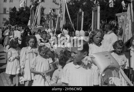 Lublin, 1947-08-03. Konsekracja biskupa Zdzis³awa Goliñskiego. Nz. bielanki w procesji do katedry lubelskiej pw. œw. Jana Chrzciciela i œw. Jana Ewangelisty. wb/gr  PAP      Lublin, Aug. 3, 1947. Bishop Zdzislaw Golinski is consecrated in the St. John the Baptist and St. John the Evangelist Cathedral in Lublin. Pictured: girls in a procession.  wb/gr  PAP Stock Photo