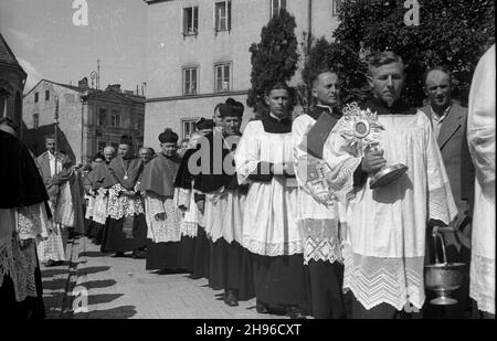 Lublin, 1947-08-03. Konsekracja biskupa Zdzis³awa Goliñskiego. Nz. procesja do katedry lubelskiej pw. œw. Jana Chrzciciela i œw. Jana Ewangelisty. wb/gr  PAP      Lublin, Aug. 3, 1947. Bishop Zdzislaw Golinski is consecrated in the St. John the Baptist and St. John the Evangelist Cathedral in Lublin. Pictured: a procession.  wb/gr  PAP Stock Photo