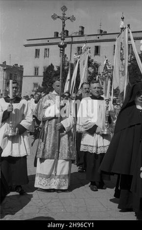 Lublin, 1947-08-03. Konsekracja biskupa Zdzis³awa Goliñskiego. Nz. procesja do katedry lubelskiej pw. œw. Jana Chrzciciela i œw. Jana Ewangelisty. wb/gr  PAP      Lublin, Aug. 3, 1947. Bishop Zdzislaw Golinski is consecrated in the St. John the Baptist and St. John the Evangelist Cathedral in Lublin. Pictured: a procession.  wb/gr  PAP Stock Photo