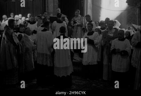 Lublin, 1947-08-03. Konsekracja biskupa Zdzis³awa Goliñskiego w katedrze lubelskiej pw. œw. Jana Chrzciciela i œw. Jana Ewangelisty. Nz. biskup lubelski Stefan Wyszyñski czyta Pismo Œwiête. wb/gr  PAP      Lublin, Aug. 3, 1947. Bishop Zdzislaw Golinski is consecrated in the St. John the Baptist and St. John the Evangelist Cathedral in Lublin. Pictured: Lublin Bishop Stefan Wyszynski reads the Holy Bible.  wb/gr  PAP Stock Photo