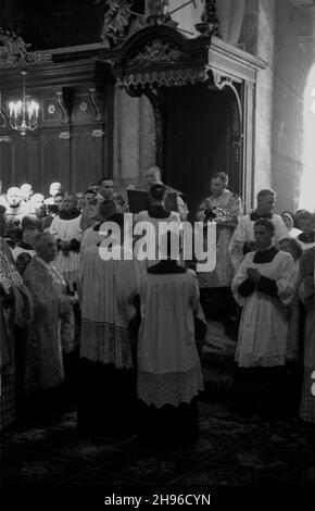 Lublin, 1947-08-03. Konsekracja biskupa Zdzis³awa Goliñskiego w katedrze lubelskiej pw. œw. Jana Chrzciciela i œw. Jana Ewangelisty. Nz. biskup lubelski Stefan Wyszyñski czyta Pismo Œwiête. wb/gr  PAP      Lublin, Aug. 3, 1947. Bishop Zdzislaw Golinski is consecrated in the St. John the Baptist and St. John the Evangelist Cathedral in Lublin. Pictured: Lublin Bishop Stefan Wyszynski reads the Holy Bible.  wb/gr  PAP Stock Photo