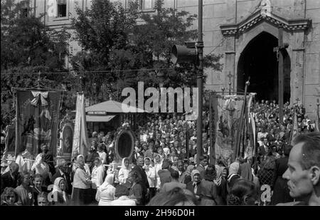 Lublin, 1947-08-03. Konsekracja biskupa Zdzis³awa Goliñskiego. Nz. procesja do katedry lubelskiej. W tle Brama Trynitarska. wb/gr  PAP      Lublin, Aug. 3, 1947. Bishop Zdzislaw Golinski is consecrated in the St. John the Baptist and St. John the Evangelist Cathedral in Lublin. Pictured: a procession. In the background the Holy Trinity Gate.  wb/gr  PAP Stock Photo