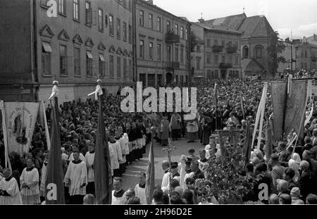 Lublin, 1947-08-03. Konsekracja biskupa Zdzis³awa Goliñskiego. Nz. duchowni id¹cy ulic¹ Królewsk¹ po nabo¿eñstwie. W tle koœció³ Bernardynek. wb/gr  PAP      Lublin, Aug. 3, 1947. Bishop Zdzislaw Golinski is consecrated in the St. John the Baptist and St. John the Evangelist Cathedral in Lublin. Pictured: clergymen go along Krolewska street after the Mass. In the background the church run by Franciscian nuns.  wb/gr  PAP Stock Photo